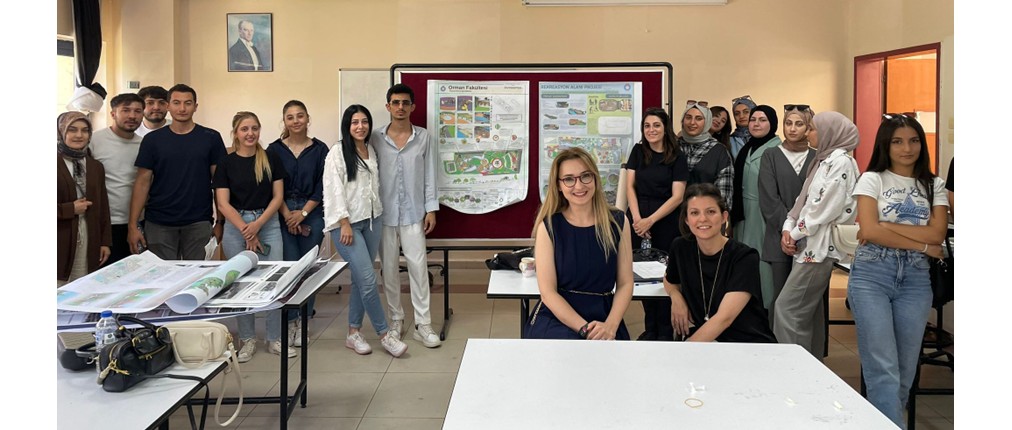 Dr. Öğr. Üy. Dilay Zülkadiroğlu ve Dr. Öğr. Üy. Esra Abacıoğlu Gitmiş hocalarımızın yürütücülüğündeki Proje 4 dersinin savunma jürisi gerçekleştirildi.